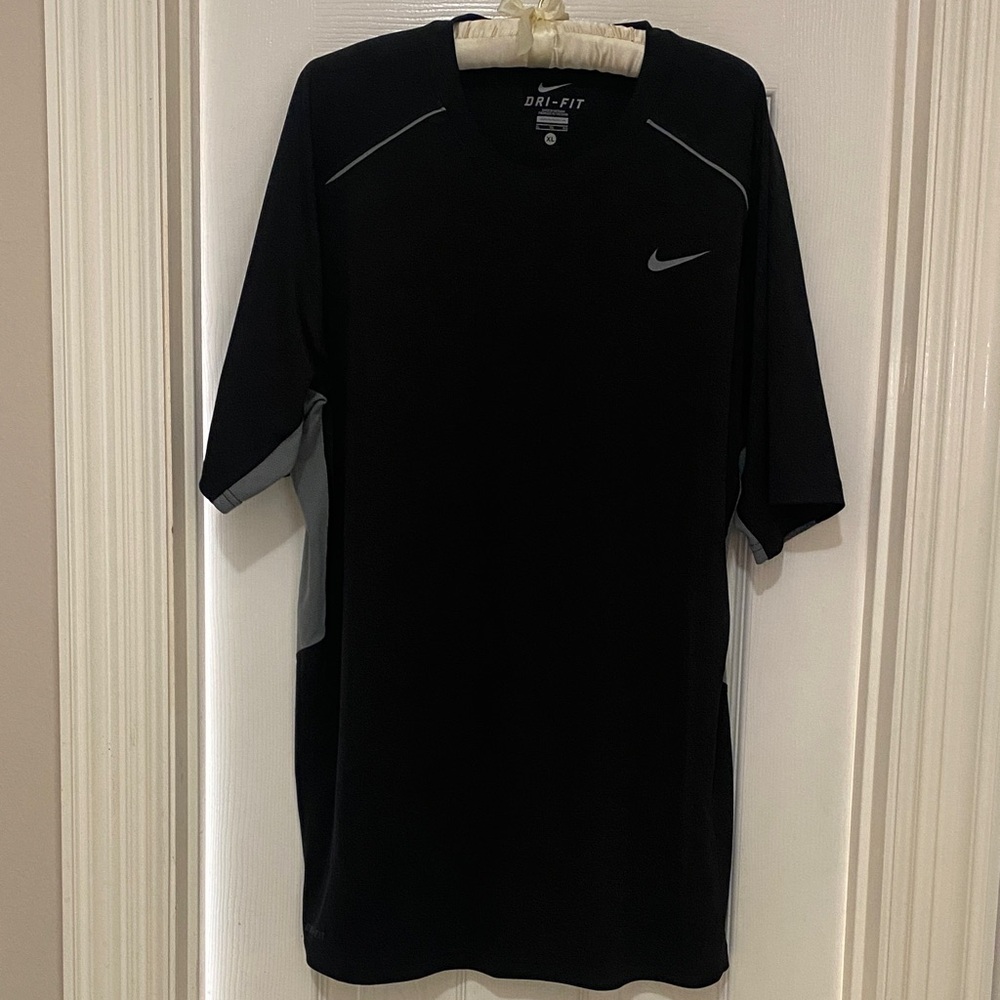 Nike Men's Black and Gray Dri-FIT Tee